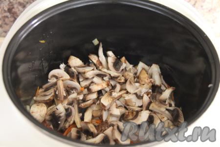 По желанию, в это блюдо можно добавить промытые и нарезанные на пластины шампиньоны. Добавить грибы в чашу с овощами, перемешать и обжаривать 3-4 минуты, периодически помешивая. Если вы не добавляете шампиньоны, тогда продолжайте обжаривать морковь с луком до мягкости морковки.