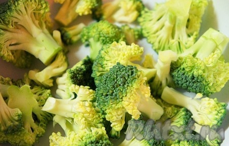 Брокколи вымыть, разделить на соцветия.