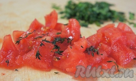 Готовим маринад для трески. Мяту мелко нарезать, у помидора снять кожицу, нарезать его кубиком, добавить зелень тимьяна, соевый соус, бальзамический уксус, оливковое масло. Взбить всё блендером. Маринад для рыбы готов.