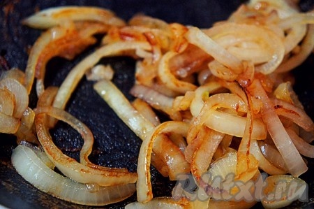 Лук нарезать полукольцами, добавить мёд и карамелизовать его в течение 2-3 минут при постоянном помешивании.