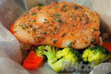 Морковь, брокколи и цветную капусту выложить в форму для выпекания, сверху положить замаринованную треску, полить оставшимся маринадом.