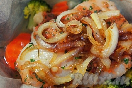 На рыбу выложить карамелизированный лук, добавить немного черного свежесмолотого перца и немного овощного бульона для ещё большей сочности овощей. Треску завернуть в фольгу и отправить запекаться в предварительно разогретую до 200 градусов духовку на 30 минут.