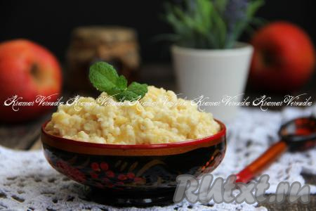 Нежную, аппетитную пшённую кашу с яблоком разложить по тарелкам и сразу подать к столу. Это блюдо отлично зарядит энергией, порадует приятным вкусом и ароматом всю семью!