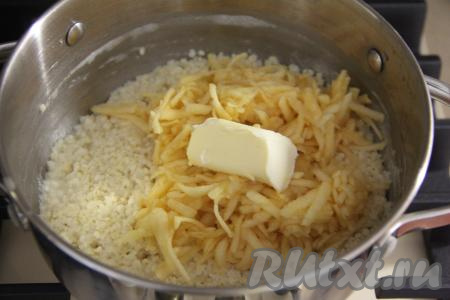 Пшено впитает жидкость и станет мягким. Яблоко вымыть, натереть на крупной тёрке. Натёртое яблоко и сливочное масло добавить в кастрюлю с пшённой кашей, перемешать, довести до кипения, масло должно полностью растопиться, снять с огня. Накрыть кастрюлю с кашей крышкой и укутать в полотенце, оставить минут на 25.