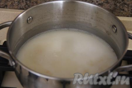 С момента закипания варить минут 10 на небольшом огне, затем влить молоко комнатной температуры, добавить соль и сахар, довести до кипения и уменьшить огонь до минимума. Варить пшённую кашу под крышкой 15 минут.