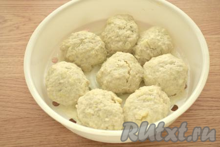 В чашу мультиварки вливаем литр воды, устанавливаем поддон с заготовками котлет, закрываем крышку мультиварки. Включаем программу "На пару". Время устанавливаем на 30 минут. Готовим котлеты из куриной грудки до окончания программы.