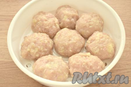 Лепим из получившегося&nbsp; фарша котлетки круглой или овальной формы. У меня получилось 8 штук. На поддон мультиварки, смазанный растительным маслом, выкладываем сформированные куриные котлеты.