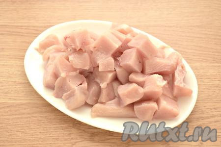 Для того чтобы куриное мясо лучше перекручивалось в мясорубке, его можно заранее слегка подморозить в морозилке (или, если оно было заморожено, размораживать не полностью). Нарезаем мясо на небольшие кусочки.