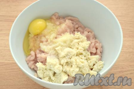 Далее к фаршу добавляем сырое куриное яйцо, размокший хлеб, отжатый от лишней жидкости, и соль.