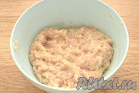 Тщательно перемешиваем и фарш для приготовления куриных котлет на пару готов.