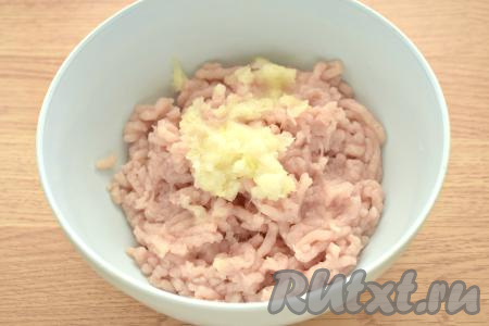 Очищенную луковицу пропускаем через мясорубку (или натираем на крупной тёрке), перекладываем к фаршу.