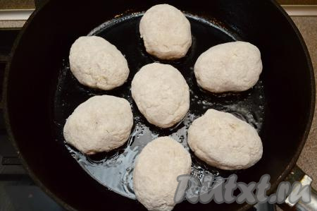 На сковороде хорошо разогреть растительное масло. Выложить котлеты из пикши в разогретую сковороду и жарить на среднем огне до подрумянивания снизу (в течение минут 5).