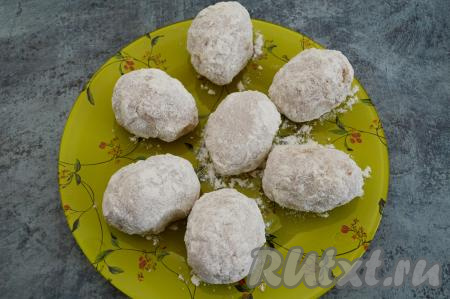 Затем обвалять каждую рыбную котлетку в муке со всех сторон.