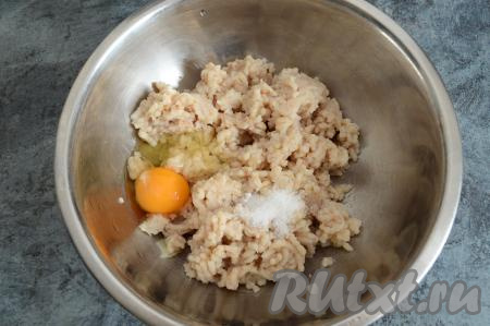 Пропустить через мясорубку филе пикши (я пропускаю 2 раза, чтобы измельчить косточки, которые я не заметила при разделывании рыбы на филе). Лук, нарезанный на части, и хлебный мякиш, отжатый от лишней влаги, тоже пропустить через мясорубку и выложить в миску с рыбным фаршем. Сюда же добавить сырое яйцо и соль по вкусу.