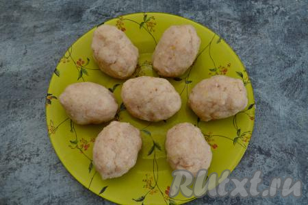 Влажными руками сформировать заготовки котлет, я сделала 7 котлет среднего размера.