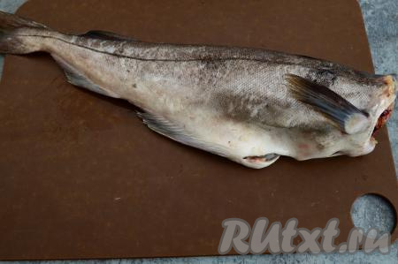 Пикшу разморозить. Промыть водой и немного обсушить.