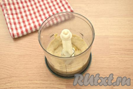 Очищаем банан и измельчаем его в пюре. Я размяла банан блендером, можно мягкий банан размять в тарелке вилкой.