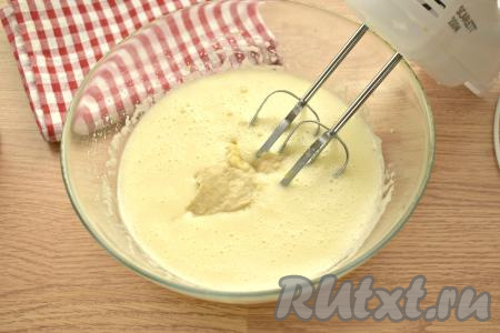 Банановое пюре выкладываем в миску с яично-масляной массой. На этом этапе можно добавить молотую корицу. Хорошо перемешиваем содержимое миски миксером.