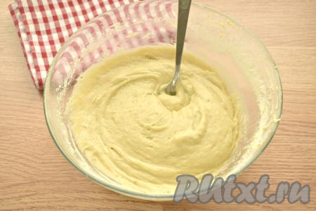 Добавляя муку, учитывайте, что тесто для венских вафель с бананом должно получиться густым и вязким.