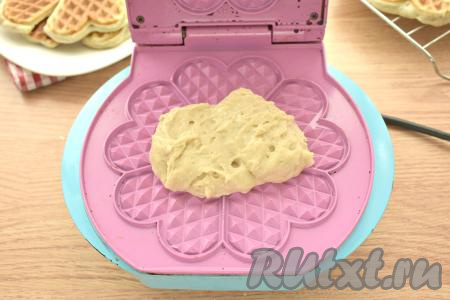 Панель электровафельницы смазываем растительным маслом, разогреваем. В центр панели кладём 2 полных столовых ложки теста.