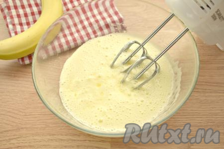 В яично-сахарную массу добавляем растопленное сливочное масло, перемешиваем миксером.