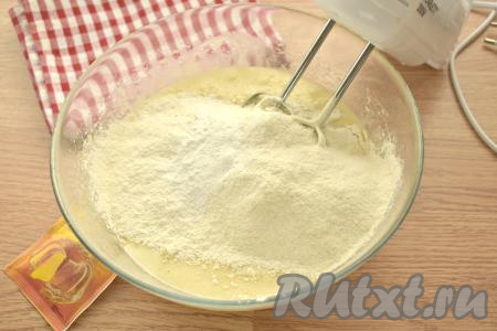 В получившуюся массу всыпаем разрыхлитель, частями добавляем муку, каждый раз хорошо перемешивая тесто для вафель. Я вначале перемешиваю тесто миксером, а когда она становится достаточно густым, продолжаю перемешивать его столовой ложкой.