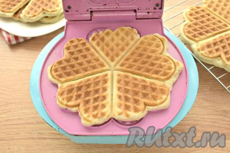 Накрываем порцию теста верхней панелью вафельницы. Готовим венскую вафлю около 4 минут. Затем перекладываем на решётку и даём остыть. Постепенно выпекаем все банановые вафли. Всего у меня получились 6 больших вафель с бананом, я их разделила на части и получила 30 аппетитных вафель.