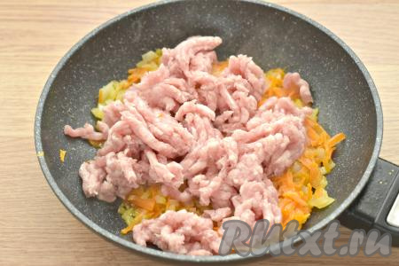 Добавляем в сковороду мясной фарш и обжариваем его с овощами 5 минут, постоянно разбивая лопаткой комочки мяса.