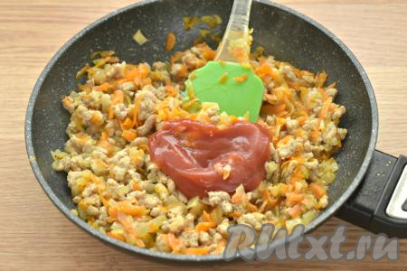 К обжаренному фаршу и овощам добавляем томатный соус, перемешиваем, обжариваем ещё 2 минуты.