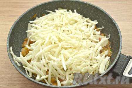 Затем выкладываем в сковороду тонко нарезанную капусту, перемешиваем и жарим под крышкой, периодически перемешивая, 8-10 минут.