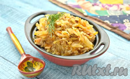 Сытное, очень сочное и вкусное блюдо раскладываем со сковороды по тарелкам и подаём капусту, тушёную с фаршем и рисом, в горячем виде к столу. Угощайтесь!