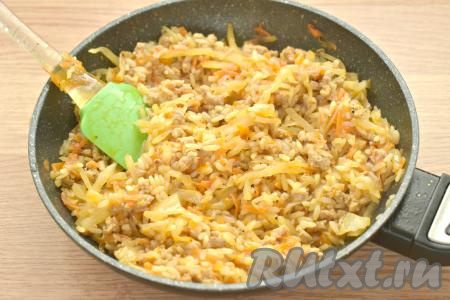 Тушим капусту с фаршем и рисом, накрыв сковороду крышкой, 20 минут.