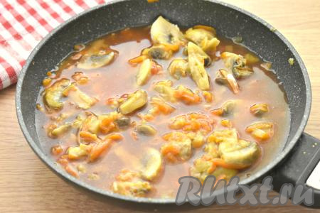 В небольшой ёмкости томатную пасту смешиваем с тёплой кипячёной водой, затем выливаем к грибам и овощам, перемешиваем, доводим до кипения.