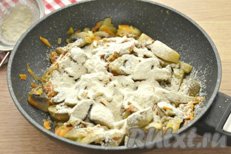 Шампиньоны, обжаренные с овощами, посыпаем через ситечко мукой, перемешиваем.