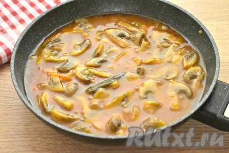 Убавляем огонь, сковороду накрываем крышкой и готовим грибной гуляш 12-15 минут.