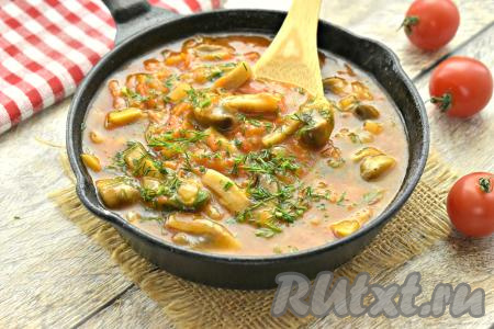 Постный гуляш из шампиньонов получился ароматным, а подливка - не очень густой. Это блюдо станет отличным дополнением к различным гарнирам (например, к варёному картофелю). При подаче посыпаем грибной гуляш свежей зеленью.