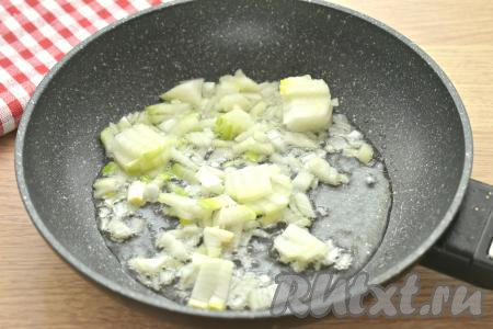 Очищаем морковь и лук. Шампиньоны промываем водой, убирая с них загрязнения, затем даём грибам немного обсохнуть. Лук нарезаем достаточно мелко. На сковороде разогреваем растительное масло, после этого выкладываем лук и обжариваем его на среднем огне 2 минуты, периодически перемешивая.