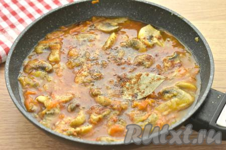 Содержимое сковороды солим, добавляем паприку и лавровый лист, перчим, перемешиваем.