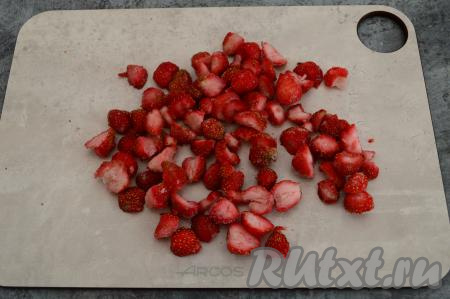 Замороженную клубнику нужно немного разморозить.&nbsp;Пробивать полностью замороженную клубнику блендером не рекомендую, будет большая нагрузка на двигатель, так как замороженные крупные ягоды твёрдые, как лёд. Слегка размороженные ягоды разрезать на части (если слегка размороженную клубнику пробивать блендером целиком, у вас коктейль получится не однородным). Свежую клубнику можно на части не резать.