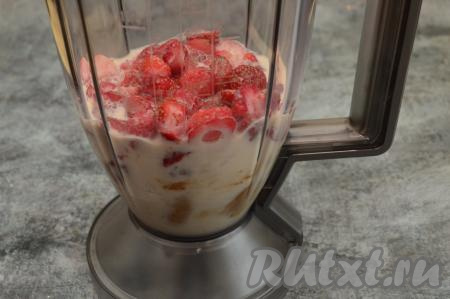 В чашу с мороженым и клубникой влить молоко.