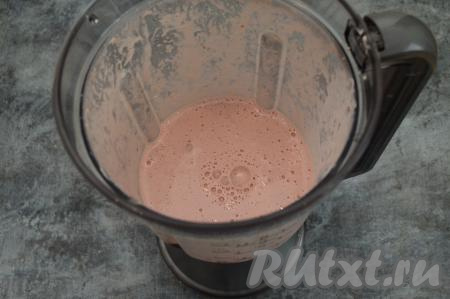 Закрыть коктейльный блендер крышкой и включить на полную мощность примерно на 1 минуту (если готовите с помощью погружного блендера, тогда просто пробейте до однородности). Масса хорошо взобьётся и увеличится в объёме. На этом этапе попробуйте молочно-клубничный коктейль на вкус, если сладости вам недостаточно, тогда добавьте сахар или мёд и взбейте коктейль ещё в течение 10-20 секунд. Мне сладости в коктейле было достаточно, поэтому ни мёд, ни сахар я добавлять не стала.