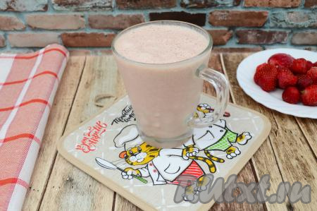 Вкуснейший, ароматный коктейль, приготовленный из клубники, молока и мороженого, разлить по стаканам и можно насаждаться приятно освежающим напитком!