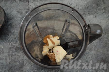 В чашу блендера выложить мороженое (я разделила его на части). У меня было мороженое в вафельном стаканчике, который я предварительно убрала. Взбивала ингредиенты я в коктейльном блендере, но можно взбивать и обычным погружным блендером. Но, конечно же, в коктейльном блендере готовить удобнее, ну а качество в любом случае получится примерно одинаковым.