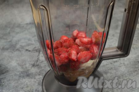 На мороженое выложить клубнику.