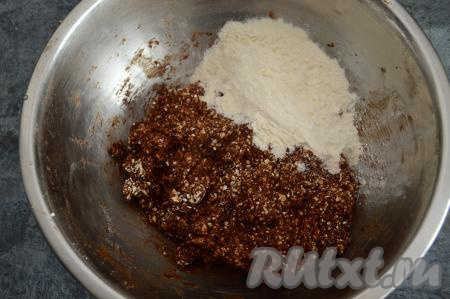 Затем всыпать разрыхлитель, начать частями добавлять оставшуюся муку, тщательно вмешивая её в тесто. Добавляя муку, следите за консистенцией замешиваемого теста.