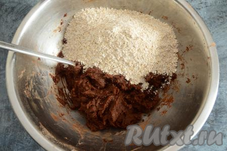 Выложить измельчённую овсянку в миску и смешать с остальными ингредиентами.