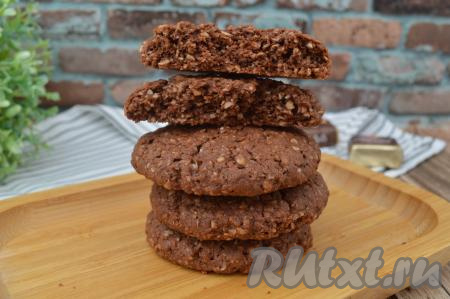 А вот какое овсяное печенье с какао в разломе, угощайтесь!