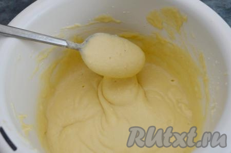 Добавляя постепенно муку, учитывайте, что тесто должно получиться, как достаточно густая сметана, оно будет пластами стекать с ложки.