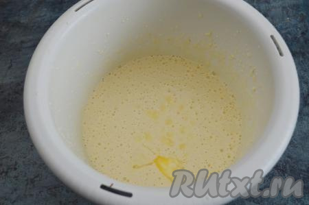 Затем добавить растопленное не горячее сливочное масло (я растопила его в микроволновке) и ещё раз перемешать до однородности миксером (или лопаткой).