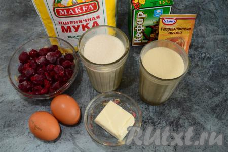 Подготовить продукты для приготовления манника с вишней. Кефир подойдёт любой жирности. Вишню можно взять замороженную или свежую. Если вы готовите со свежими ягодами, тогда их нужно вымыть, удалить из них косточки, слить лишний сок. Если же готовите с замороженной вишней, тогда её нужно немного разморозить, выделившуюся жидкость слить.
